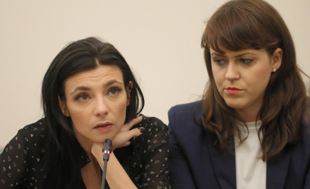 Joanna Parniewska (L) oraz jej pełnomocniczka mecenas Kamila Ferenc (P) podczas posiedzenia Parlamen