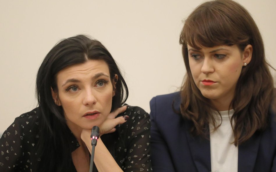 Joanna Parniewska (L) oraz jej pełnomocniczka mecenas Kamila Ferenc (P) podczas posiedzenia Parlamen