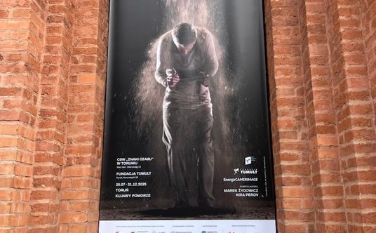 plakat wystawy "Bill Viola. Wizje czasu"