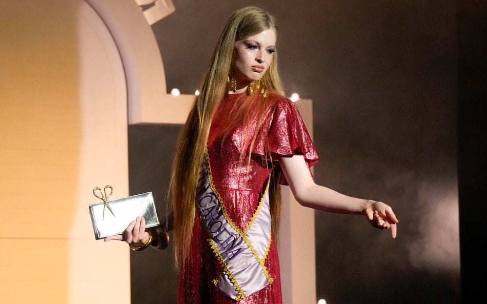 Ubrana w połyskującą czerwoną suknię, Wilson miała na sobie tradycyjną szarfę z napisem „Miss Karoli