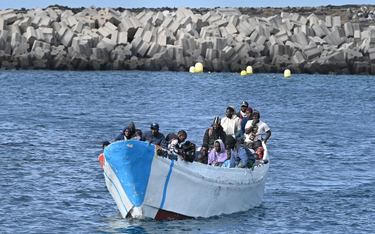 Hiszpański statek  „Salvamar Adhara” uratował około 250 migrantów na trzech różnych łodziach u wybrz