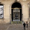 Turyści przed zamkniętym Luwrem w Paryżu. Muzeum nie przyjmuje zwiedzających w obawie przed kolejnym