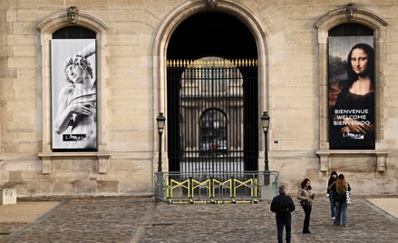 Turyści przed zamkniętym Luwrem w Paryżu. Muzeum nie przyjmuje zwiedzających w obawie przed kolejnym