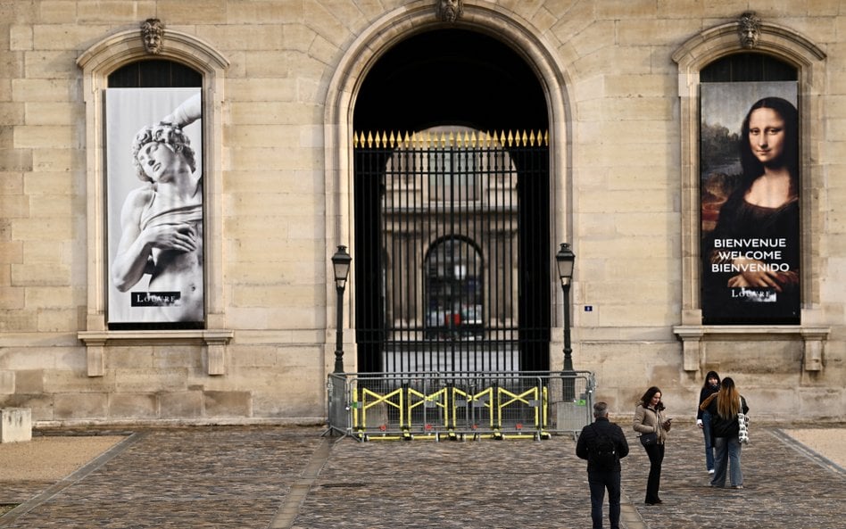 Turyści przed zamkniętym Luwrem w Paryżu. Muzeum nie przyjmuje zwiedzających w obawie przed kolejnym