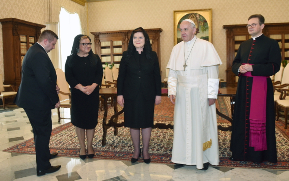 Premier Beata Szydło, szefowa Kancelarii Prezesa Rady Ministrów Beata Kempa, ks. prałat Paweł Ptaszn