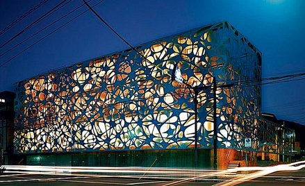 Koronki, perforacje i słońce