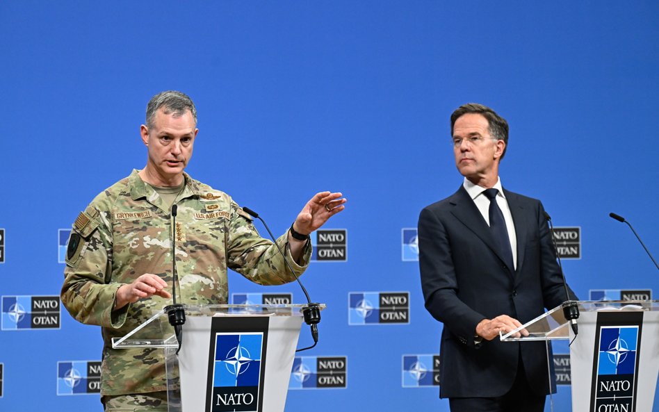 Sekretarz generalny NATO Mark Rutte oraz naczelny dowódca sił sojuszniczych w Europie gen. Alexus Gr