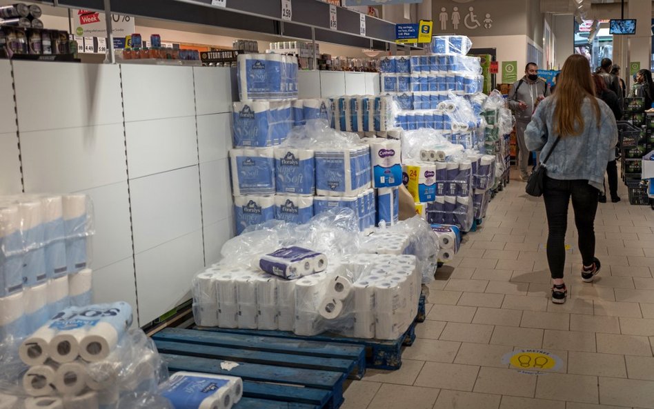 3 paczki papieru toaletowego na głowę. Nowe limity na Wyspach