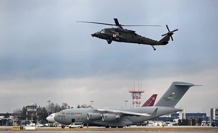 Samolot transportowy Boeing C-17 Globemaster III (dół) i śmigłowiec medyczny Black Hawk (góra) na lo