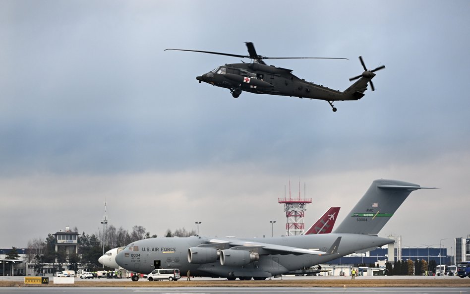 Samolot transportowy Boeing C-17 Globemaster III (dół) i śmigłowiec medyczny Black Hawk (góra) na lo