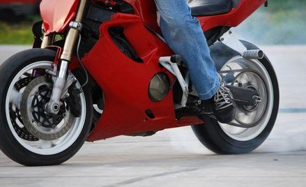 Prawo drogowe: kierowcy z kategorią prawa jazdy B mogą jeździć motocyklami