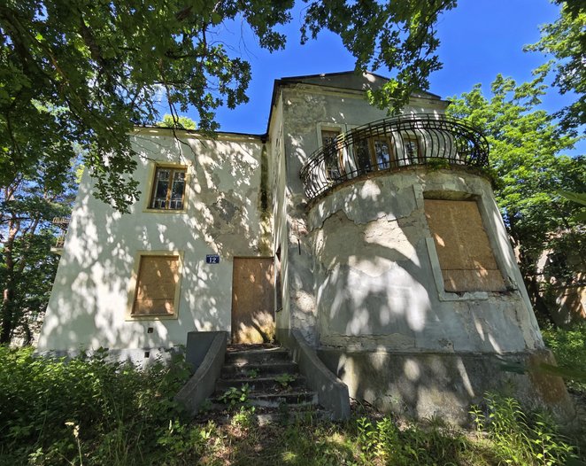 Willa Krysieńka, powstała w latach 20. XX wieku, reprezentuje tak zwany styl narodowy.