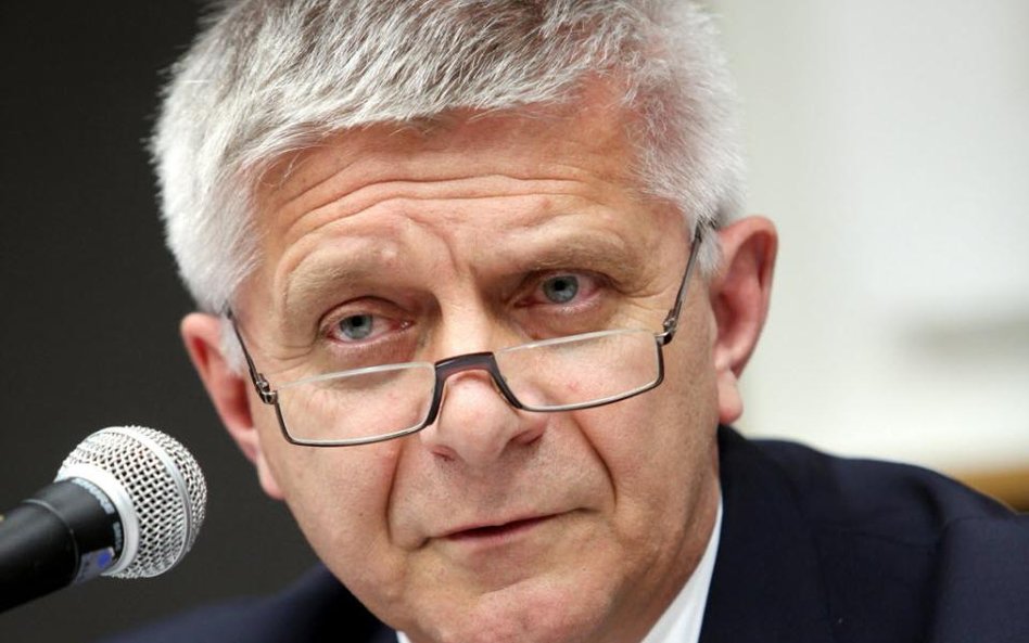 Prezes NBP Marek Belka trafił do szpitala ze względu na infekcję wirusową