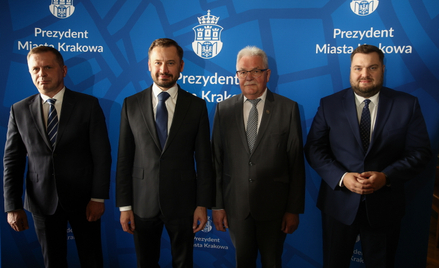 Prezydent Krakowa Aleksander Miszalski (2L) oraz Stanisław Mazur (L), Stanisław Kracik (2P) i Łukasz