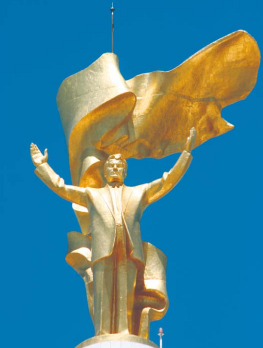 12-metrowy pozłacany posąg Saparmurata Nijazowa w Aszchabadzie (Turkmenistan)