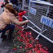 Mieszkańcy Stambułu kładli dzisiaj pod klubem czerwone goździki dla upamiętnienia ofiar zamachu