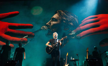 Roger Waters skomponował pierwszą piosenkę z nowej płyty podczas poprzedniego tournee, akompaniując 