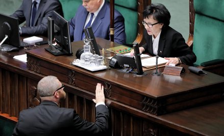 Marszałek Sejmu Elżbieta Witek (z prawej) i poseł Konfederacj Grzegorz Braun