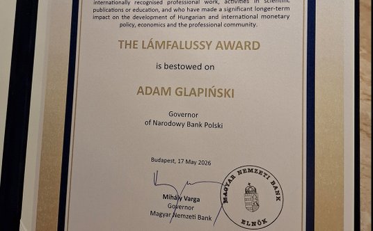 Dyplom Lámfalussy Award dla Adama Glapińskiego, popisany przez prezesa MNB Mihály'ego Vargę, byłego 