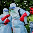 Pracownicy Czerwonego Krzyża na terenie szpitala w dystrykcie Rwampara w Ugandzie