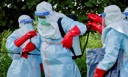 Pracownicy Czerwonego Krzyża na terenie szpitala w dystrykcie Rwampara w Ugandzie
