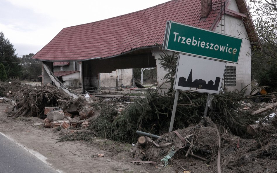 Zniszczenia po powodzi w miejscowości Trzebieszowice