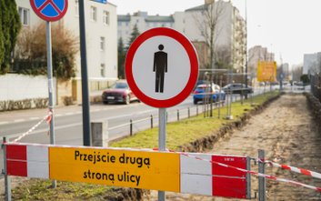 Stare, zniszczone elementy zostaną zastąpione nowymi betonowymi płytami o wymiarach 50x50 cm.