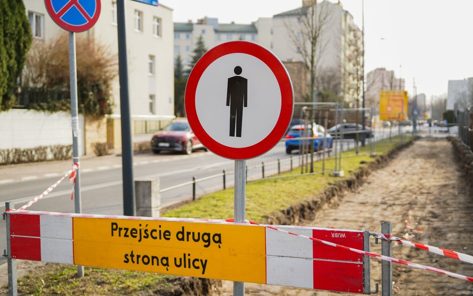 Stare, zniszczone elementy zostaną zastąpione nowymi betonowymi płytami o wymiarach 50x50 cm.