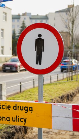 Stare, zniszczone elementy zostaną zastąpione nowymi betonowymi płytami o wymiarach 50x50 cm.