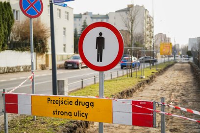 Stare, zniszczone elementy zostaną zastąpione nowymi betonowymi płytami o wymiarach 50x50 cm.