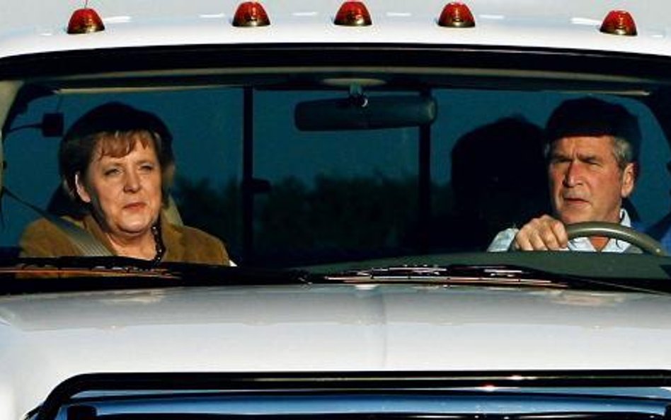 W chwilę po przybyciu państwa Merkel na ranczo Crawford prezydent George W. Bush z żoną zabrał ich n
