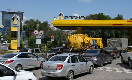 Kolejka samochodów przed stacją benzynową w Rostowie nad Donem