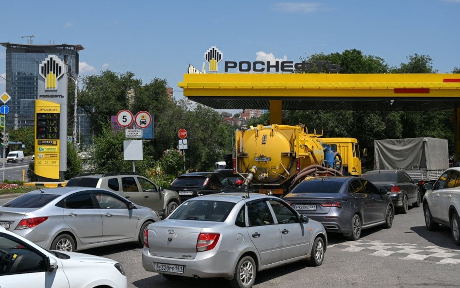 Kolejka samochodów przed stacją benzynową w Rostowie nad Donem