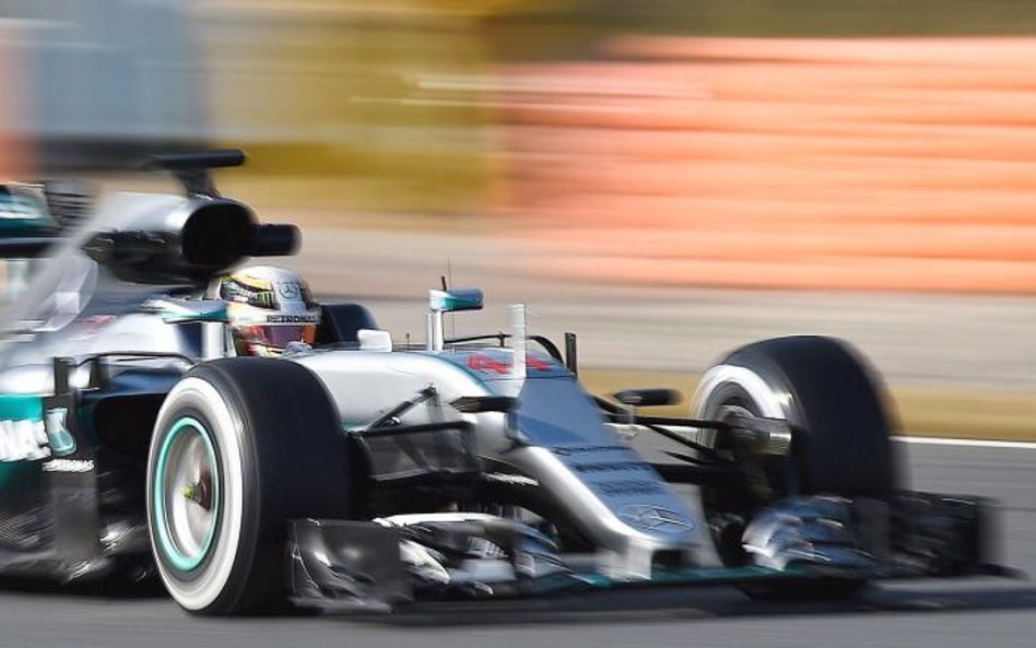 Mercedes, a w nim mistrz świata Lewis Hamilton