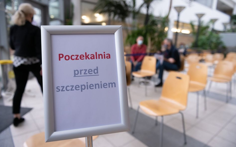 Sondaż. Ponad 40 proc. za obowiązkiem szczepień w Polsce