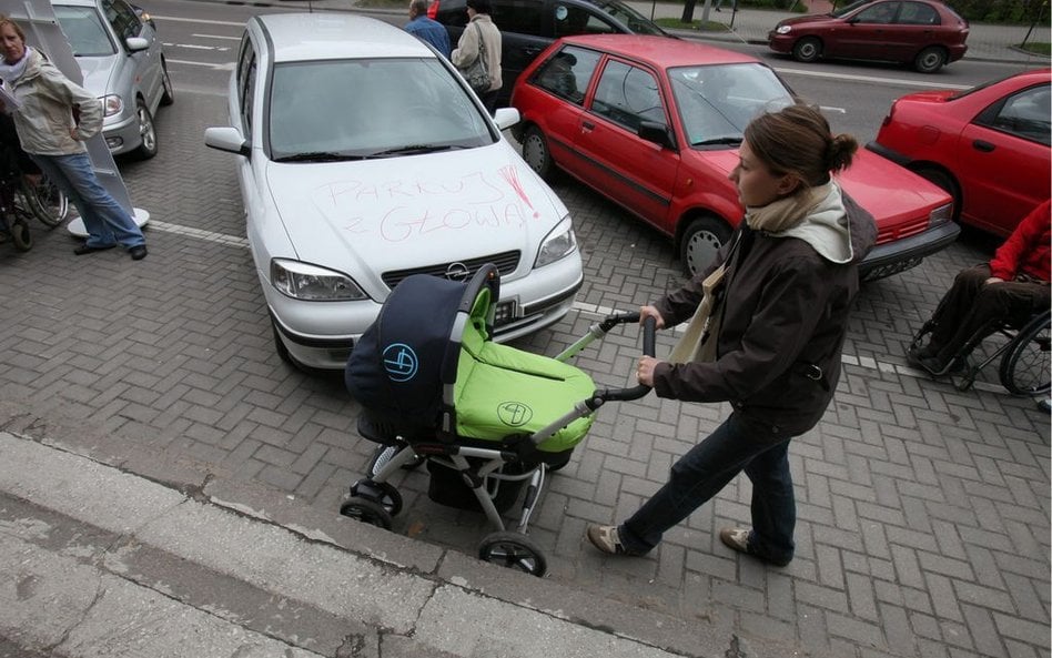 Kierowca i pieszy będą się dzielić chodnikiem