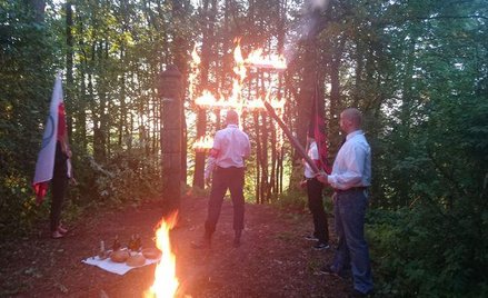Prokuratura o zdjęciach palonej swastyki: nie było publicznego propagowania faszyzmu