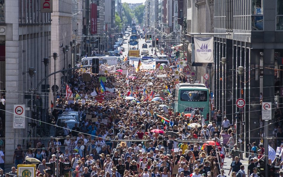 Choć zakażeń więcej, protesty coraz liczniejsze