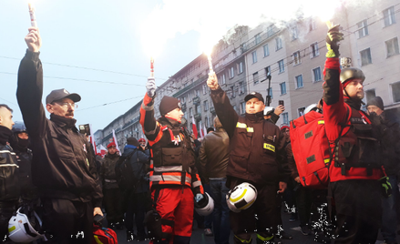 Policja szuka osób, które odpaliły race. Wśród nich strażacy