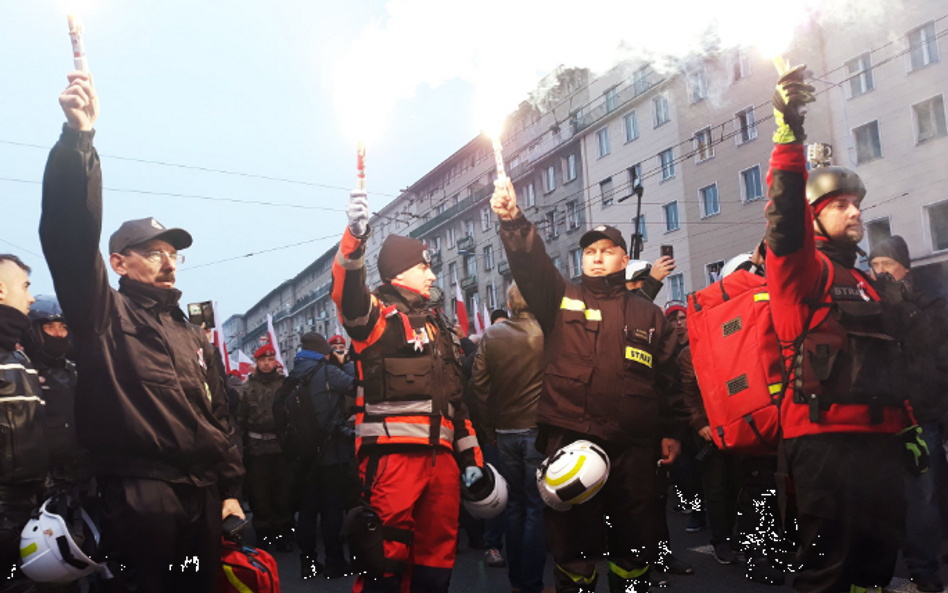 Sondaż: Czy należy ścigać odpalanie rac w czasie marszu?