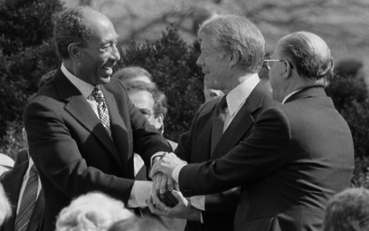 Prezydent Egiptu Anwar as-Sadat (od lewej) ściska dłonie prezydenta USA Jimmy’ego Cartera (w środku)