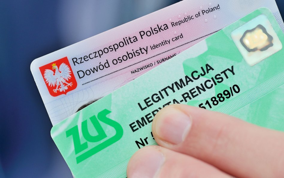 Nowa legitymacje emeryta-rencisty. Tradycyjna, plastikowa karta zyska nowoczesne zabezpieczenia