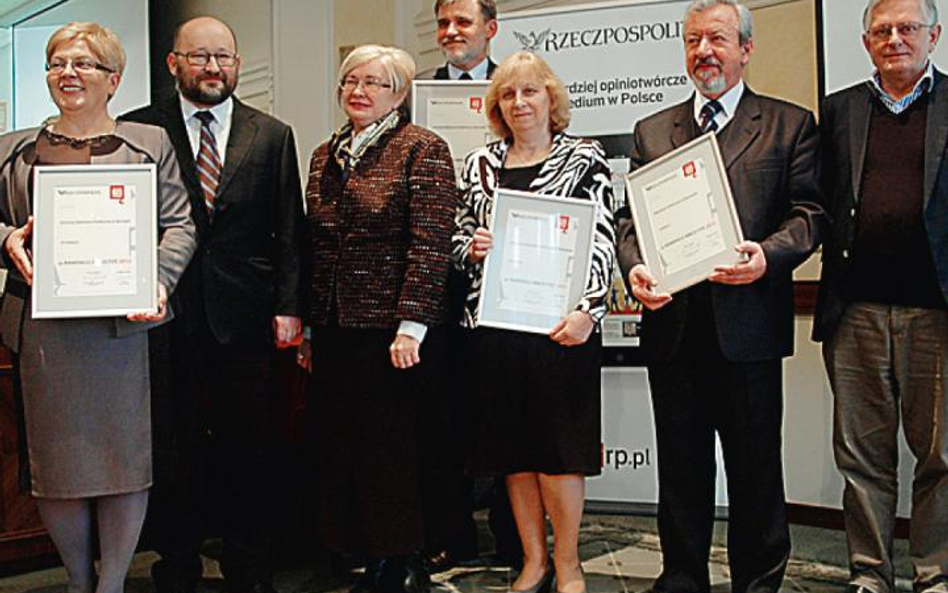 Zwycięzcy i członkowie kapituły Rankingu Bibliotek 2012: (od lewej) dyrektor biblioteki w Borowie El