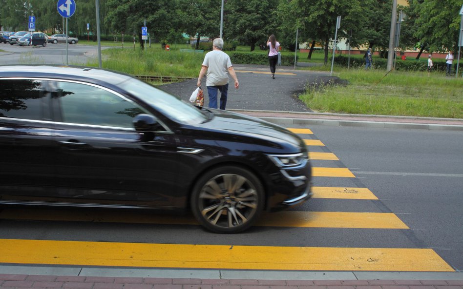 Czy kierowca może ruszyć, gdy pieszy jeszcze nie opuścił przejścia?