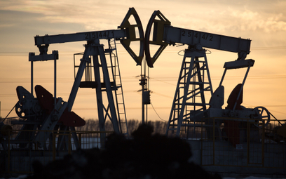 Największe firmy serwisujące pola naftowe wycofują się z Rosji