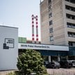 Logo MVM Paksi Atomeromu Zrt znajduje się przed elektrownią jądrową firmy w Paks na Węgrzech