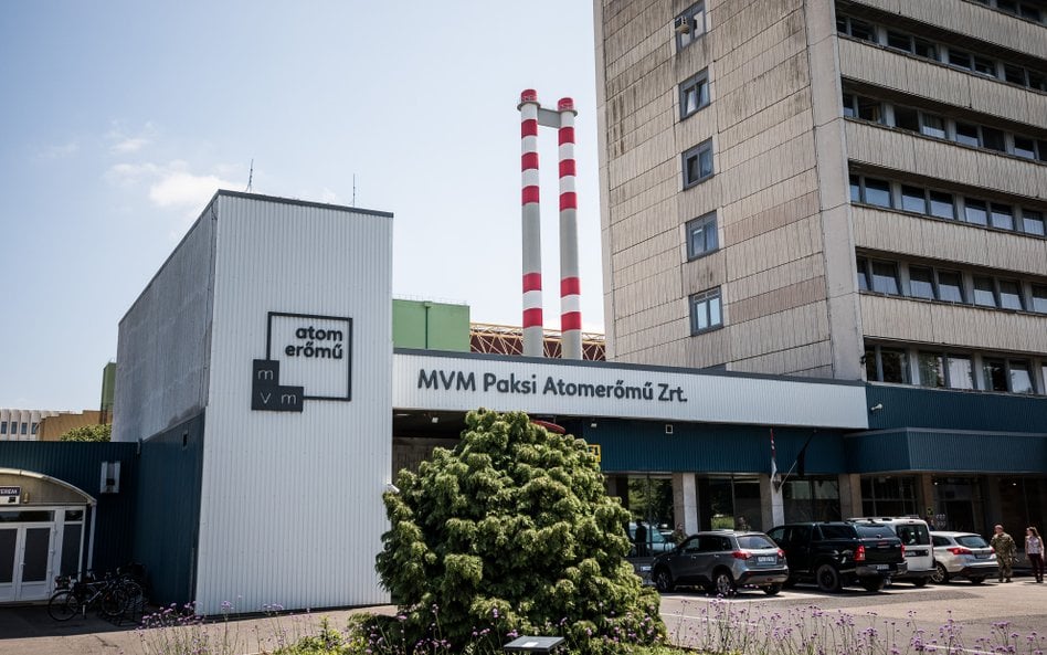 Logo MVM Paksi Atomeromu Zrt znajduje się przed elektrownią jądrową firmy w Paks na Węgrzech