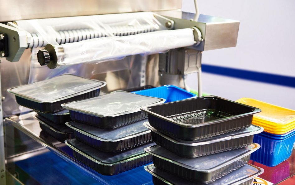 Czarny plastik na cenzurowanym. Sieci handlowe chcą się go pozbyć