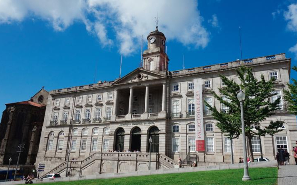 Pałac Giełdy w Porto skrywa wspaniałe wnętrza, bogatą bibliotekę oraz eksponaty z historii miasta.