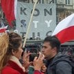 Warszawa, Marsz Niepodległości - Obywatele RP z rozwiniętym transparentem "Konstytucja" na trasie pr